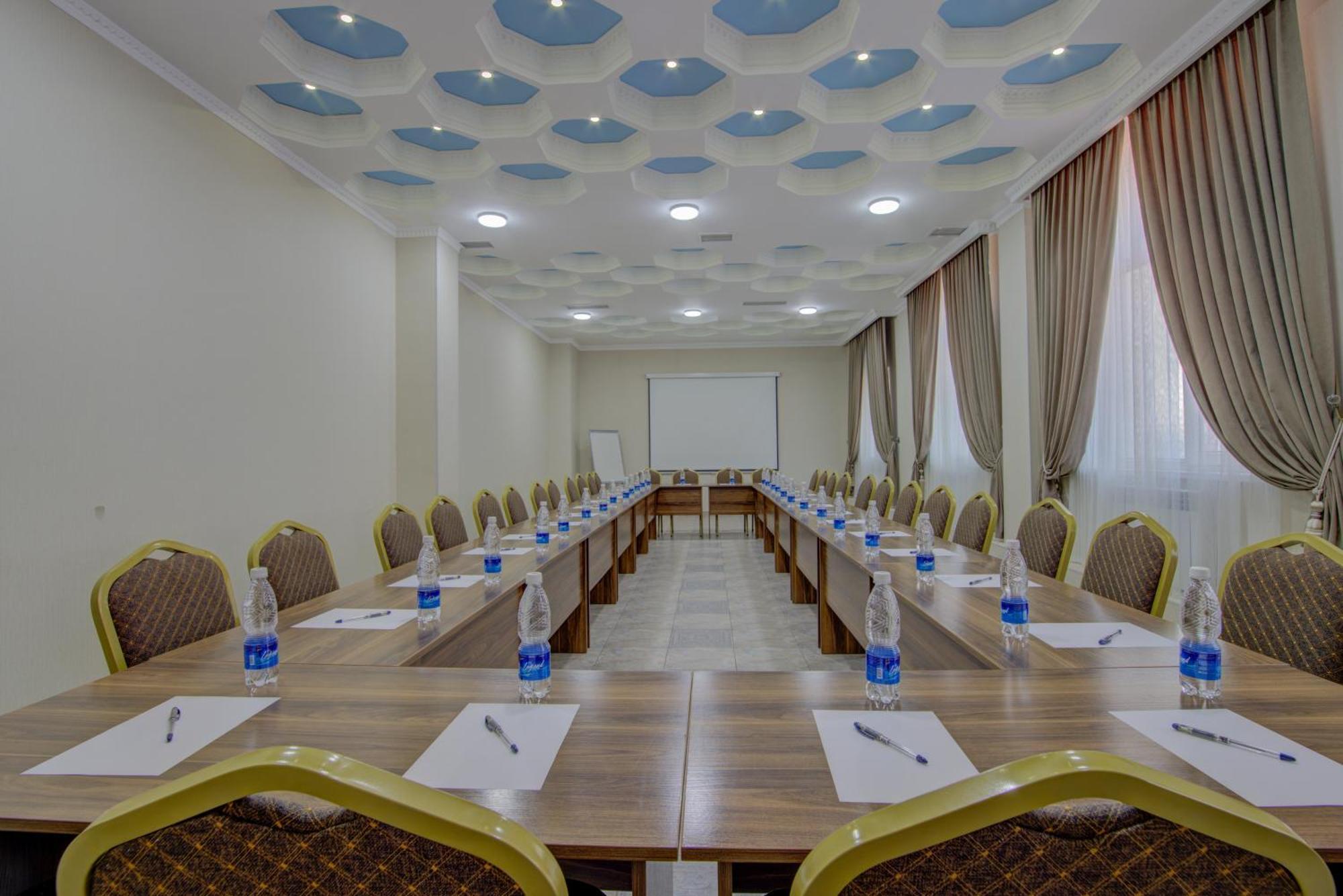 בישקק Shah Palace Hotel מראה חיצוני תמונה