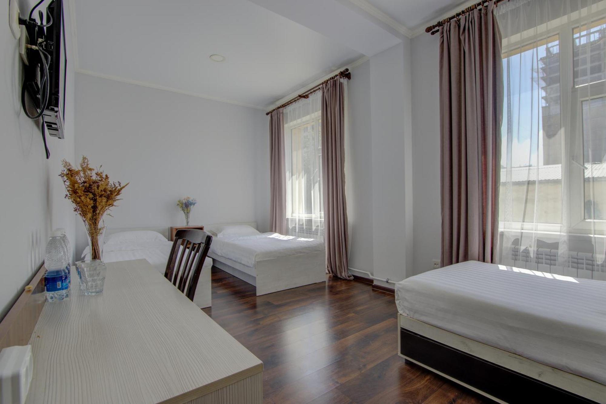 בישקק Shah Palace Hotel מראה חיצוני תמונה