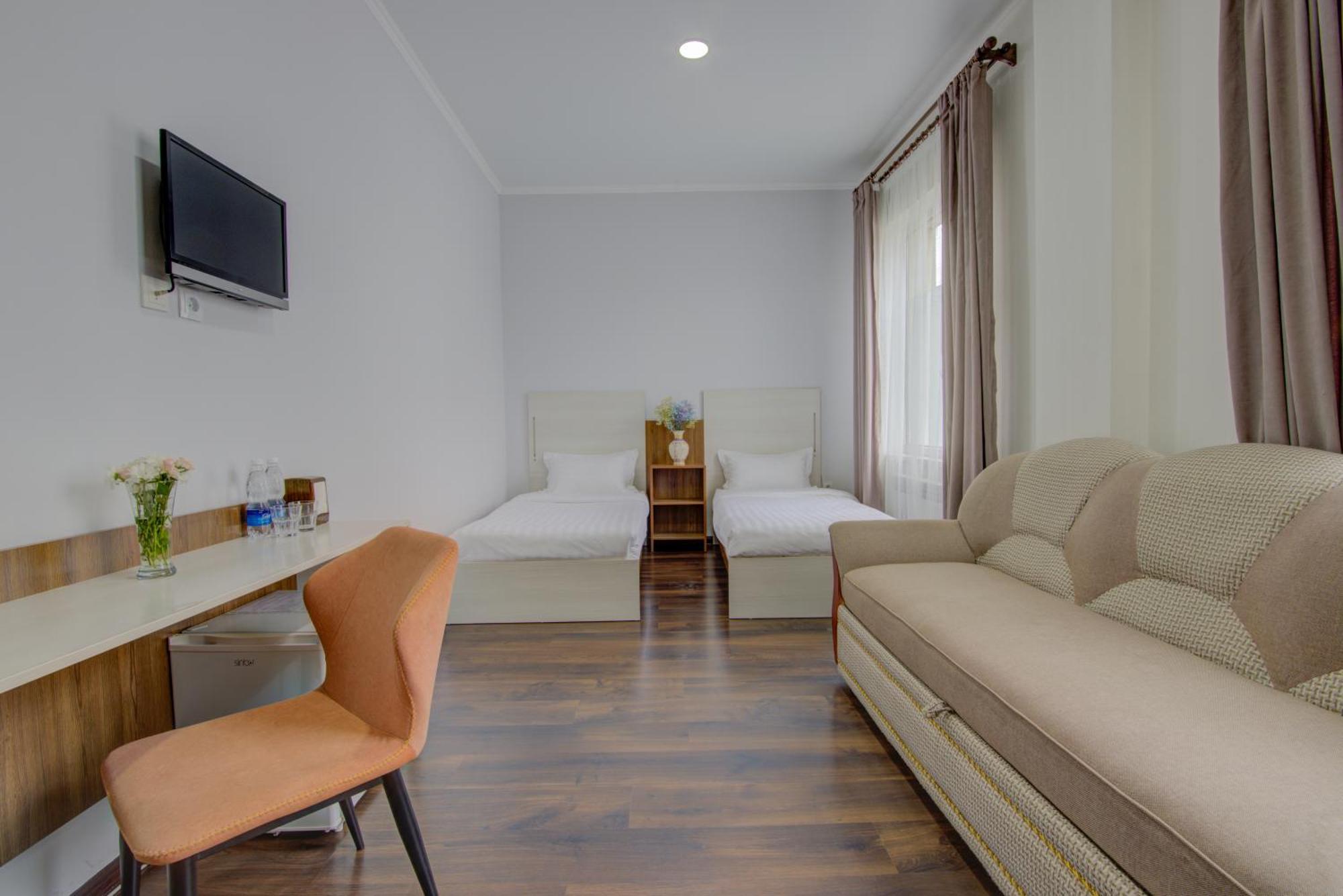 בישקק Shah Palace Hotel מראה חיצוני תמונה